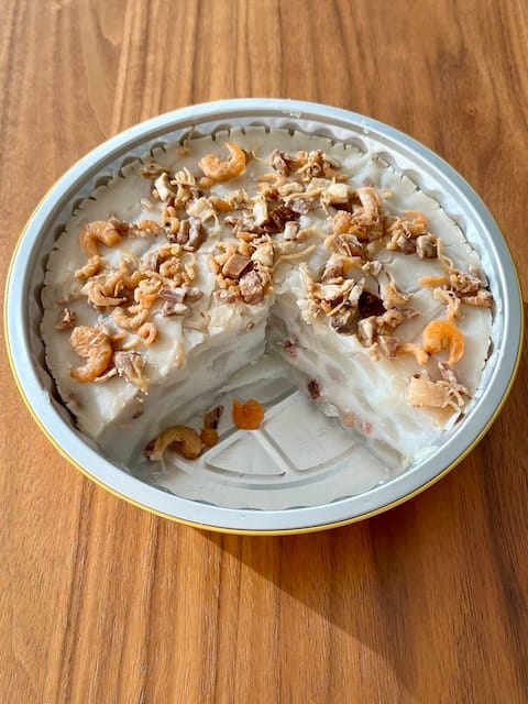 Picture of a round turnip cake on a table