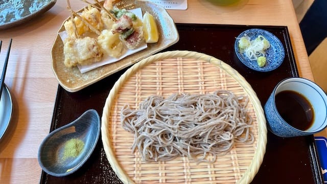 Picture of a tray of soba noodles, tempura, and dipping sauces